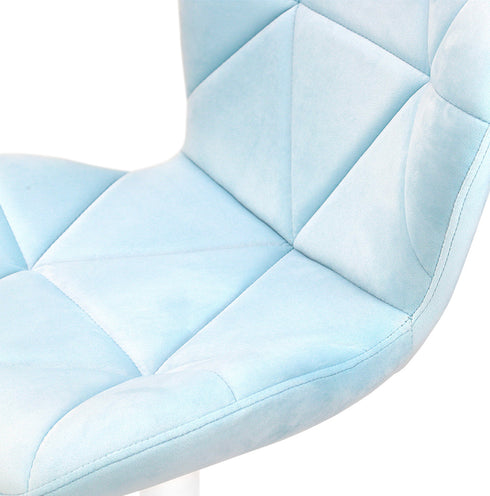 【上質なベロアの心地よさ】
思わず触れたくなるほど滑らかで肌ざわりの良いベロア生地と、立体感を生み出す丁寧なキルティング加工が、見た目の美しさだけでなく、体を優しく受け止める格別の座り心地をお届けします。