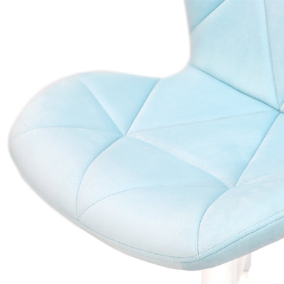 【体に寄り添う優しいフィット感】
体を優しく包み込むように設計されたアールを描く座面と、見た目にも美しいキルティング加工が、長時間座っていても疲れにくい、あなただけの特別な指定席のような極上の座り心地を提供します。