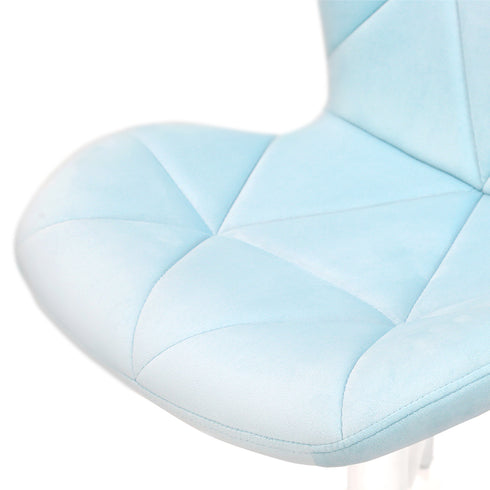 【体に寄り添う優しいフィット感】
体を優しく包み込むように設計されたアールを描く座面と、見た目にも美しいキルティング加工が、長時間座っていても疲れにくい、あなただけの特別な指定席のような極上の座り心地を提供します。