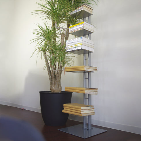 棚板は厚さ3mmと薄く、パッと見ると本が浮いているように見え、一台で"抜け感”と”浮き感”を感じさせてくれます。