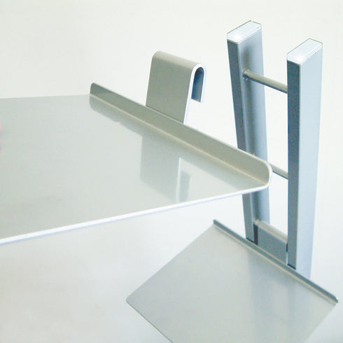 棚板はラダー状のフレームバーに引っ掛けるだけの簡単取付のため、高さ調節10cmピッチ11段階でラクラクできます。