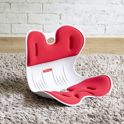 【未来の姿勢は、今の習慣から】
猫背や反り腰が気になるお子様のために、座るだけで自然と骨盤を立たせ、美しいS字カーブを描く背骨へと導くサポートチェアです。