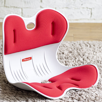 【座るだけで、良い姿勢の習慣を】
つい姿勢が崩れがちなお子様のために開発された骨盤サポートチェアは、座るだけで自然と正しい姿勢へ導き、健やかな成長を応援します。