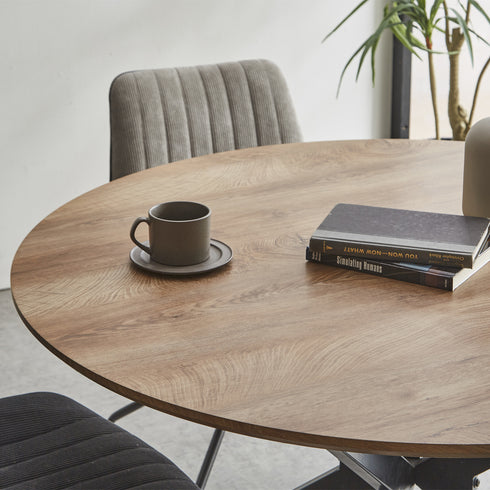 【美しい木目が映える天板】
丁寧に仕上げられた滑らかな天板は、食事やカフェタイムをより上質なひとときに変えてくれます。