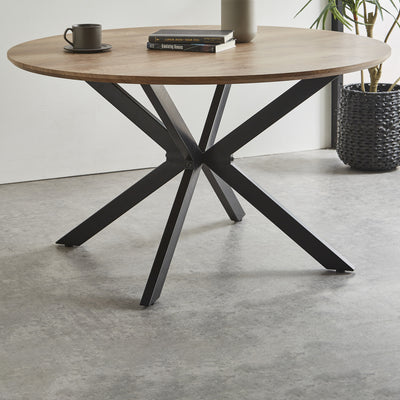 【視線を集めるクロス脚】
デザインの核となる個性的なアイアンのクロス脚が、お部屋にモダンでアーティスティックな印象を与えます。