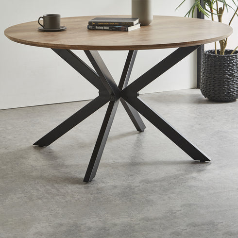 【視線を集めるクロス脚】
デザインの核となる個性的なアイアンのクロス脚が、お部屋にモダンでアーティスティックな印象を与えます。