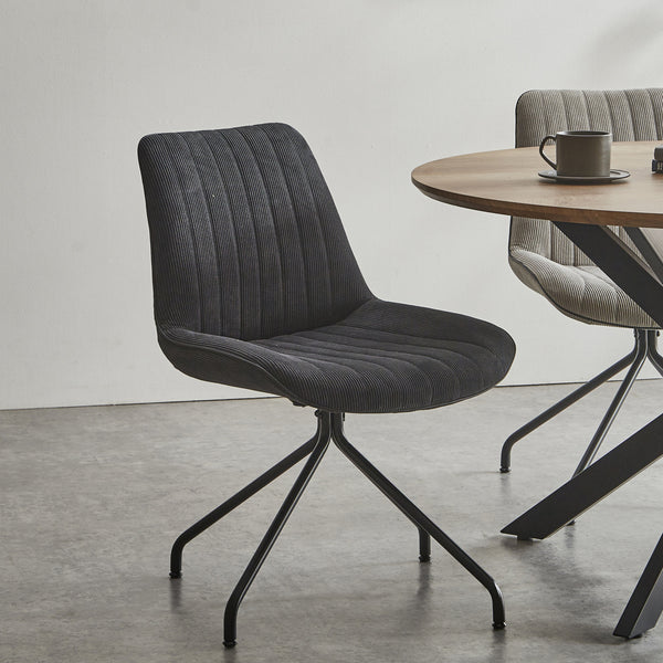 【洗練された佇まいの黒】
コーデュロイのような縦ラインの張地が上質さを演出し、くるりと回る座面が、ダイニングや書斎でのひとときをより快適なものにします。