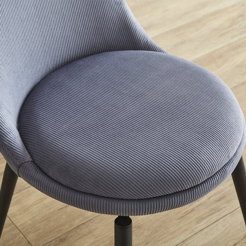 張地のコーデュロイ生地が落ち着いた雰囲気を演出してくれ、座り心地も申し分ありません。