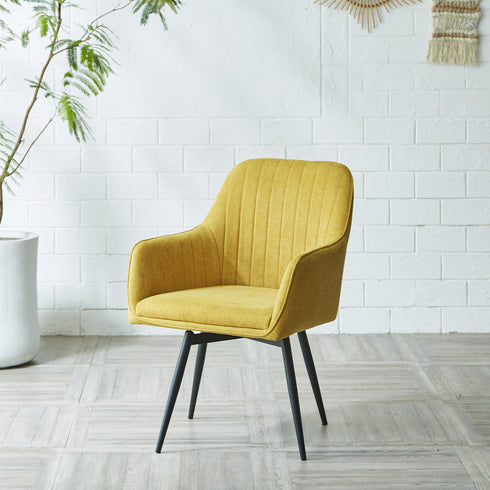 【空間を彩る、幸せの黄色い椅子】
肘付きのデザインが優しく体を包み込み、360度回転する座面で、ダイニングやデスクでの立ち座りもスマートになる暮らしが始まります。