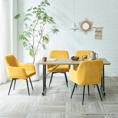 【笑顔が集まる、ダイニングの中心】
置くだけでお部屋がパッと華やぐイエローのチェアは、体をすっぽり覆う快適な座り心地で、みんなの笑顔が集まる特別な場所を演出します。