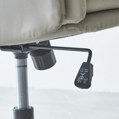 座面下には昇降レバーが付いており、高さ調整もラクラクでき、ロッキングの強弱調整も座面下のノブで行えます。