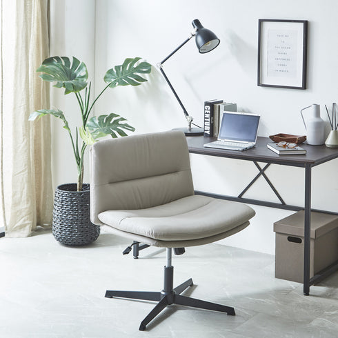 椅子の上であぐらをかける、幅広の座面と背中が特徴的なラウンドチェア"ウォルク"。