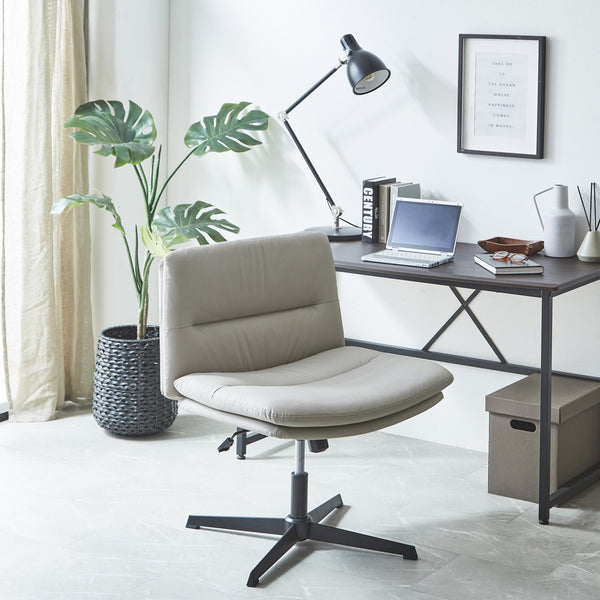 椅子の上であぐらをかける、幅広の座面と背中が特徴的なラウンドチェア"ウォルク"。