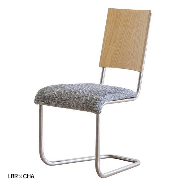 【洗練された佇まいのチェア】
明るいオーク材の背板と落ち着いたチャコールの座面が、お部屋に洗練された印象を与え、カンチレバー構造が生み出す弾力のある座り心地で、日々の暮らしをより豊かなものにしてくれるでしょう。