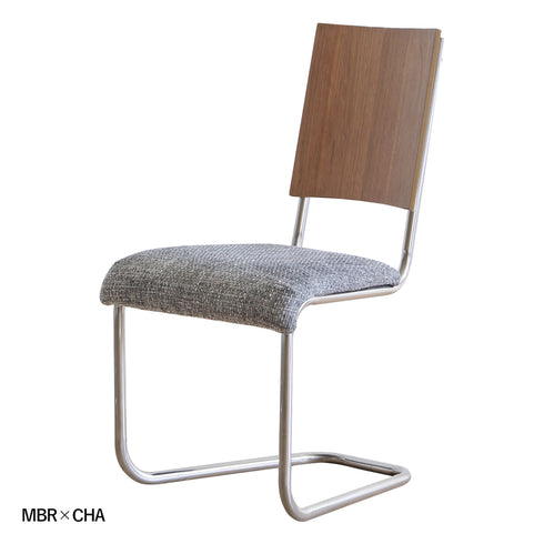 【シックで落ち着いた空間に】
高級感のあるウォールナット材と輝くステンレスフレームの組み合わせが、お部屋をシックで落ち着いた大人の空間へと導き、デザイン性だけでなく、カンチレバーならではの快適な座り心地も魅力です。