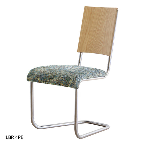 【お部屋に個性のアクセント】
ナチュラルなオーク材の背板に、ピーコックカラーの座面が遊び心を加え、お部屋のアクセントとして空間を明るく彩りながら、汚れてもドライクリーニング可能な機能性も備えています。