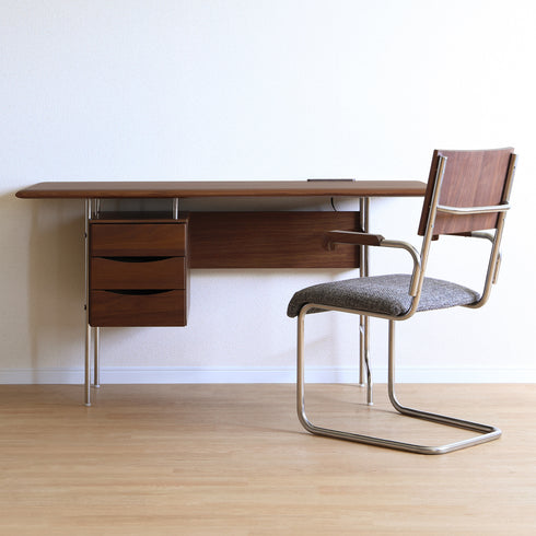 【美しい異素材の組み合わせ】
美しい光沢を放つステンレスフレームと、温かみのある木部の突板が見事に調和し、高級感あふれる洗練されたワークスペースを演出します。