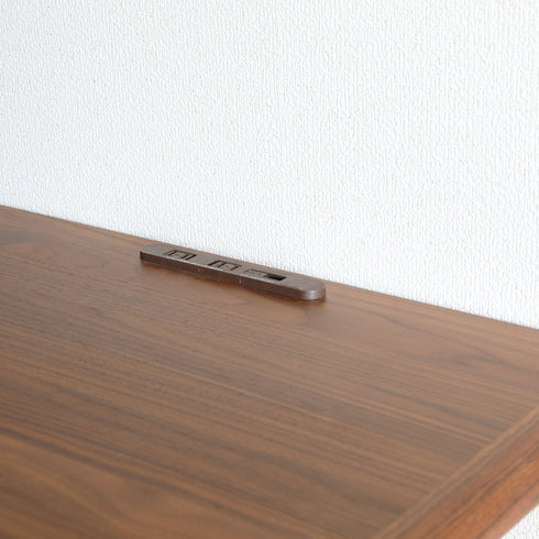 【手元で充電、便利なコンセント】
天板にはUSBポート付きの2口コンセントを備え、PCやスマートフォンの充電も手元でスムーズに行える、大変便利な仕様です。