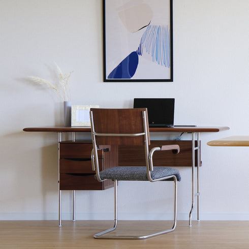 【洗練が、創造性を加速させる】
艶やかな木目とシャープなステンレスが織りなす空間で、毎日のデスクワークを特別な時間へと昇華させ、あなたの集中力とインスピレーションを高める暮らしが始まります。