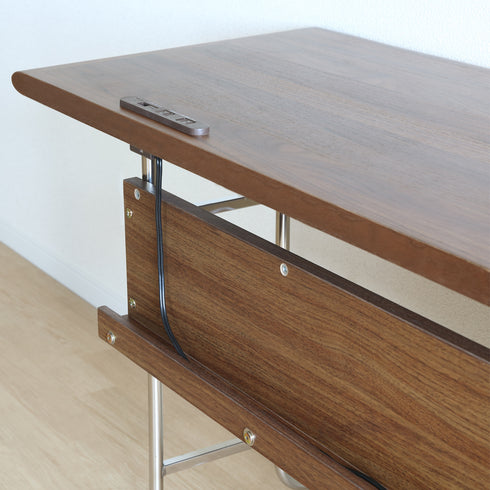 【美しさの裏には、機能性】
ごちゃつきがちな配線を幕板の裏へスマートに逃がすことで、足元はすっきりと美しく、日々の掃除も快適に行える考え抜かれた設計です。