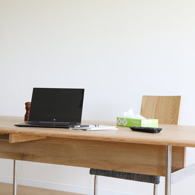 【ダイニングを、書斎に変える】
食事の時間はもちろん、広々とした天板はワークスペースとしても最適で、オプションのコンセントを付ければ、ノートPCやスマートフォンの充電もスマートに行えます。