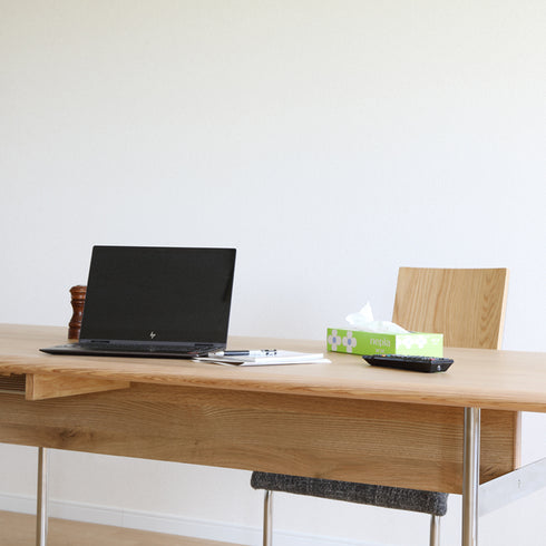 【ダイニングを、書斎に変える】
食事の時間はもちろん、広々とした天板はワークスペースとしても最適で、オプションのコンセントを付ければ、ノートPCやスマートフォンの充電もスマートに行えます。