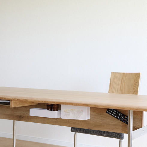 【天板下を、賢く使う】
天板下の幕板にマグネットが使えるので、散らかりがちな小物もスッキリ片付き、テーブルの上はいつも広々と快適です。