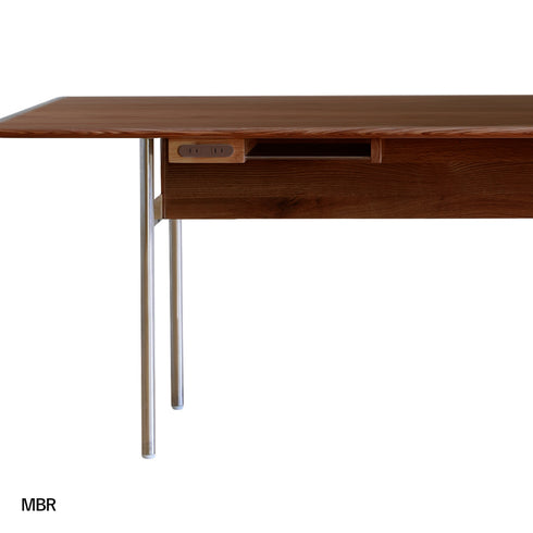 【明るいお部屋の主役に】
錆びにくいステンレスフレームと、明るいオーク色の木板が織りなす美しいデザインに、手元で使える2口コンセントを追加し、PC作業やスマートフォンの充電がこれまで以上にスムーズになるはずです。