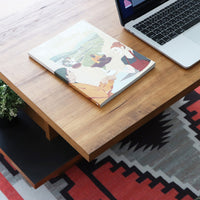 【広々とした天板】ノートPCと雑誌を置いても余裕のある広さで、快適にご利用いただけます。
