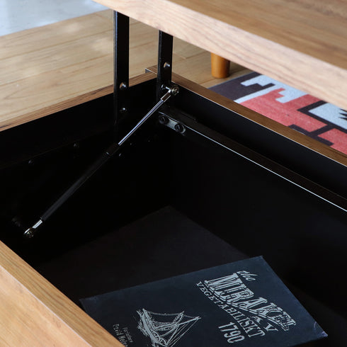 天板下には収納スペースを備えているためノートパソコンやリモコン、雑誌や本などを収納できます。