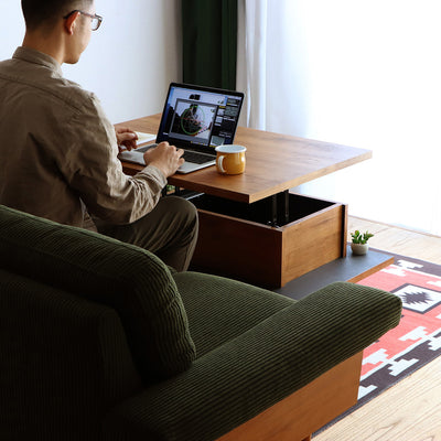 ソファに座ったままでのPC作業や物書き、お化粧などをサポートしてくれる一台です。