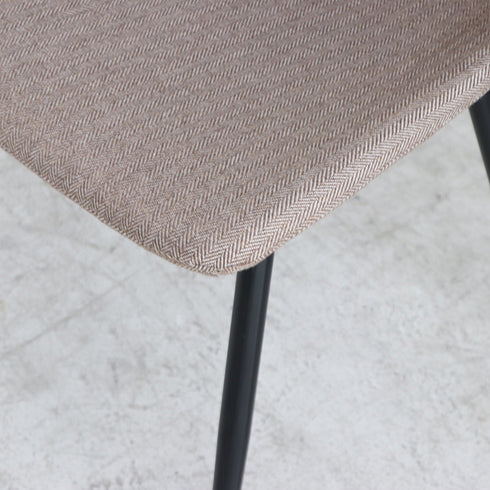 シンプルなデザインながら、張地にヘリンボーン柄のような張地を使用することで、モダンな印象を与えてくれます。