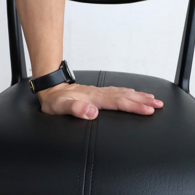 座面クッションにはウレタンが使用されており、程よい硬さにより長時間座っていても疲れにくいです。