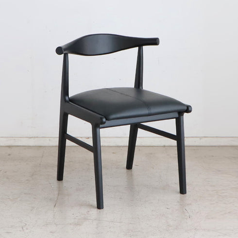 北欧デザインのこちらのチェアは、ダイニングはもちろんのこと、リビングや玄関、バスルームなど、ぽつんと一脚あるだけでも絵になる一脚です。