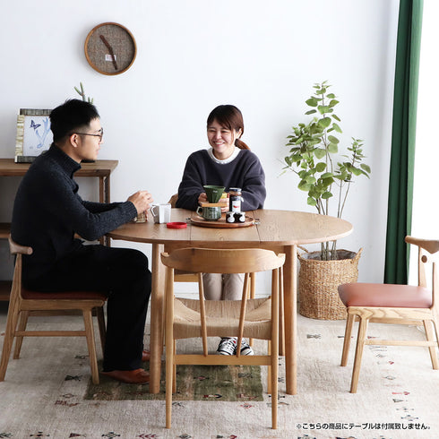 座ったときに太もも裏あたりまで座面クッションがカバーしてくれ、ちょっとしたことですが快適な座り心地を提供してくれます。