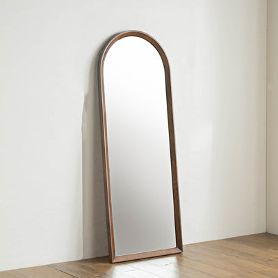 オークの無垢材にブラウン塗装を施したフレームがおしゃれで、アーチ型のデザインが目を惹くミラー。