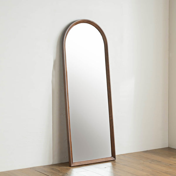 オークの無垢材にブラウン塗装を施したフレームがおしゃれで、アーチ型のデザインが目を惹くミラー。