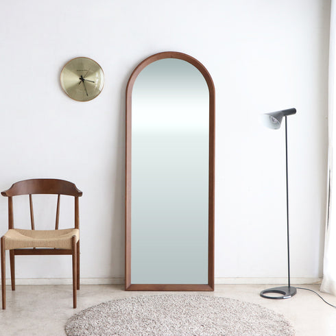 壁に穴を空けたくない方や、お部屋のレイアウトを頻繁に変える方、お部屋の中でフィットネスやダンスなどをする方にもピッタリの一枚です。