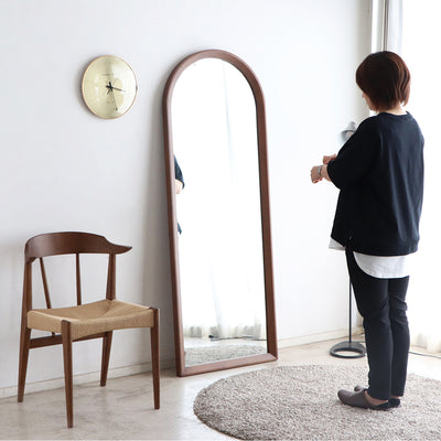 アーチ型のデザインにより柔らかい印象を与えてくれ、高さ160cmあるため全身をうつしてくれます。