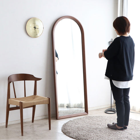 アーチ型のデザインにより柔らかい印象を与えてくれ、高さ160cmあるため全身をうつしてくれます。