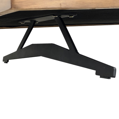 座面下の無垢材を使用することで高級感も感じられ、ブラック脚との組み合わせがスタイリッシュな印象を与えてくれます。