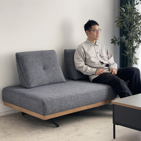 背クッションがソファに固定されていない置き型のため、好きなところに自由に配置でき、そのときの気分次第でくつろぎ方は自由自在。