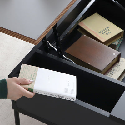 天板下には収納スペースを備えているためノートパソコンやリモコン、雑誌や本などを収納できます。