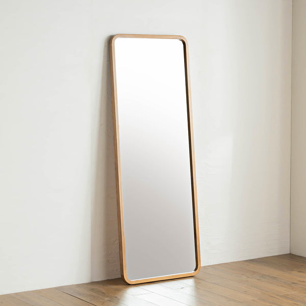 オークの無垢材フレームがおしゃれでスッキリとしたデザインのミラー。