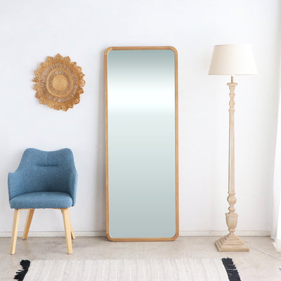 壁に穴を空けたくない方や、お部屋のレイアウトを頻繁に変える方、お部屋の中でフィットネスやダンスなどをする方にもピッタリの一枚です。