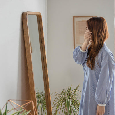 壁に立てかけて使用することで、簡単にどこにでも移動、設置できるのが魅力の一つです。