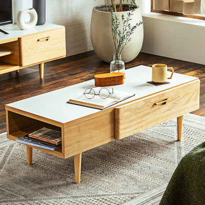 木目の天板×ナチュラルカラーのツートンが目を惹く「リーザシリーズ」のセンターテーブル。