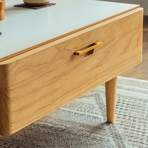 前板に使用されているアッシュ無垢材により柔らかい印象を与えてくれ、引出し収納の取っ手に用いられた真鍮がアクセントとなり、高級感もあります。