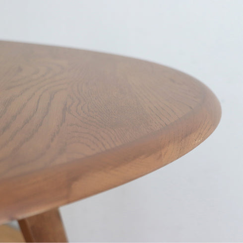 【オーク無垢材の豊かな表情】
美しい木目が特徴のオーク無垢材を贅沢に使用し、滑らかに仕上げられた天板は、ずっと触れていたくなるような心地よさです。