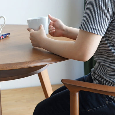 【触れたくなる、滑らかなフチ】
腕を置いた時に心地よい、緩やかにカーブした天板のフチは、見た目の美しさだけでなく、くつろぎの時間に寄り添う優しい手触りです。